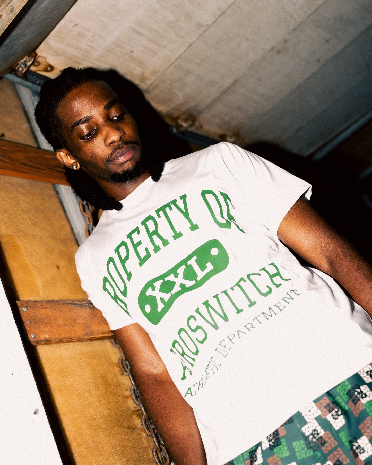 "AFROSWITCH X ZOSHI ATHLETIC DEPT" TEE [WHITE/GREEN]